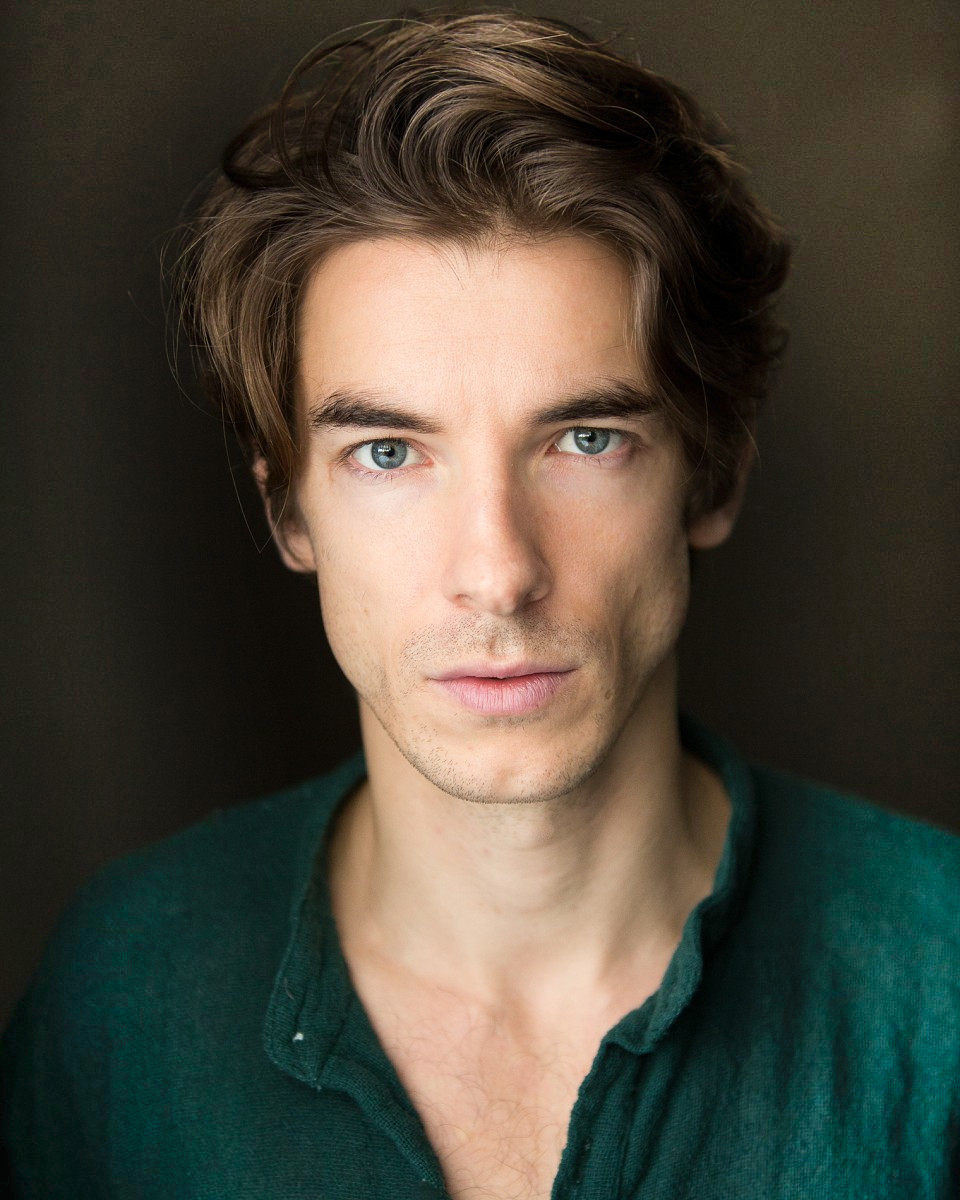 OLIVER-HOARE-headshot. Credit Harry-Livingstone